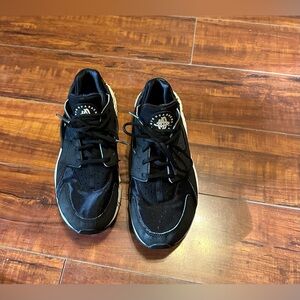 Nike Air Huarache Shoes Are A Size 8.5